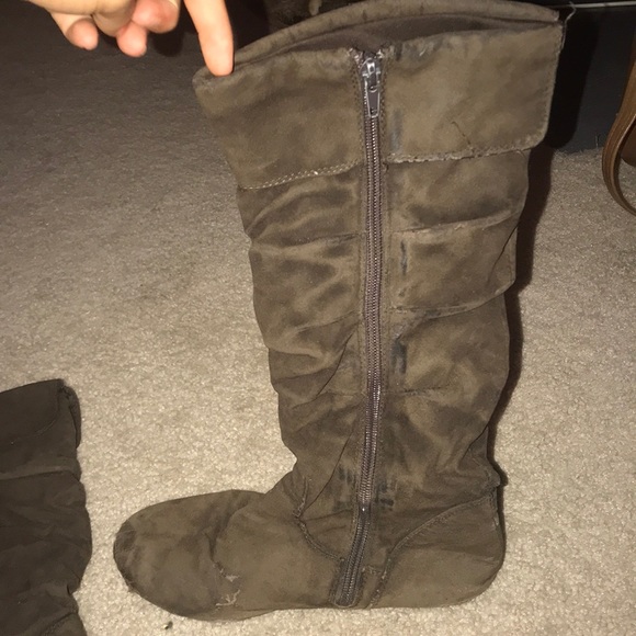 An adorable pair of girls boots - Picture 2 of 4